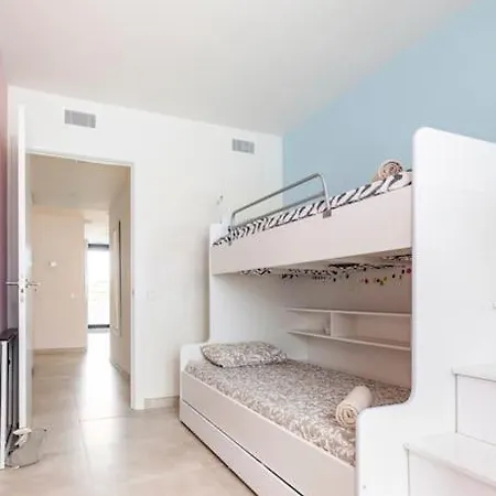 By The With Pool And Private Parking Apartamento