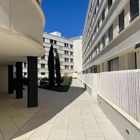 By The With Pool And Private Parking Apartment *